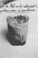Vaso de leche con colacao y galletas como escultura._Foto de Nelo Vilar